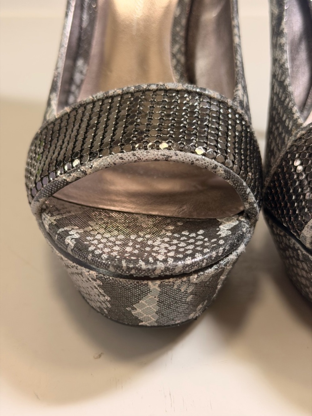 NWT! Jessica Simpson Gray Snake-Print Platform Peep-Toe Heels - Picture 3 of 16